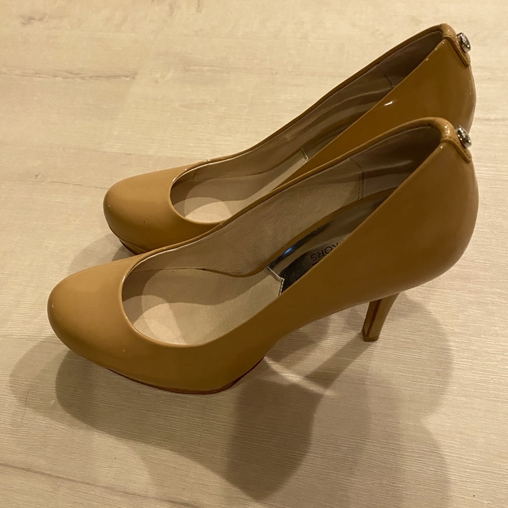 Michael Koors nude pumps